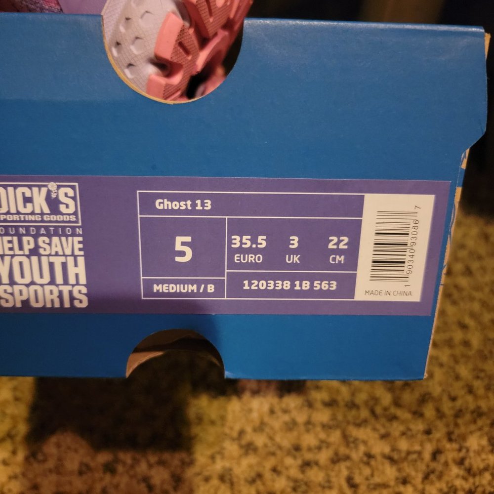 Size 5 womans Brooks Tennis Shoes